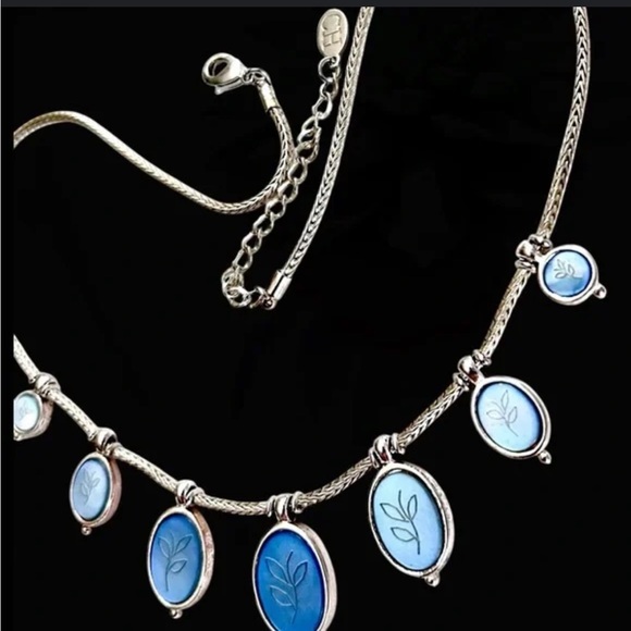 Crazy Horse Necklace: Vintage Silver Tone Leaf Etched Design And Earring Set